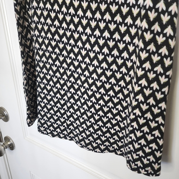 💥3/$30💥 LOFT Sleeveless Blouse - Picture 4 of 10